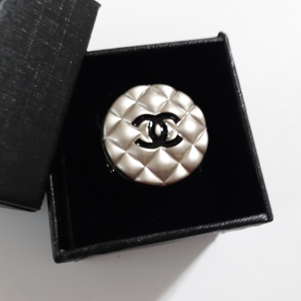 Authentic button ring